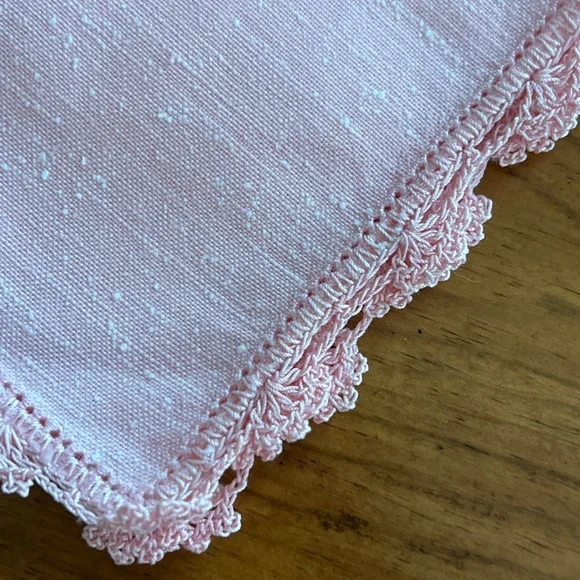 SOLD - Vintage Pink Linen Napkins with Crocheted Edges - Set of 4 - Picture 6 of 11